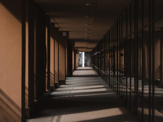网维大师编辑小唐在傍晚的办公桌前梳理内容结构图，白板上贴着按流程排列的便签与连线